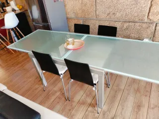Mesa comedor cristal y metal con 4 sillas