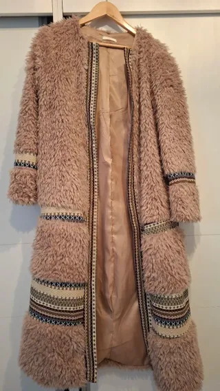 Abrigo pelo beige y marrón