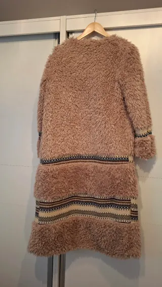 Abrigo pelo beige y marrón