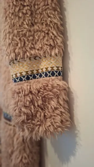 Abrigo pelo beige y marrón