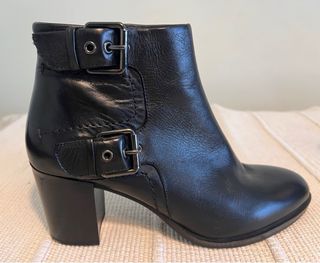 Botines de piel negros con hebillas