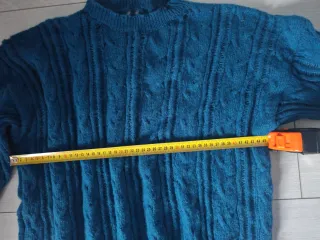 Maglioncino blu traforato