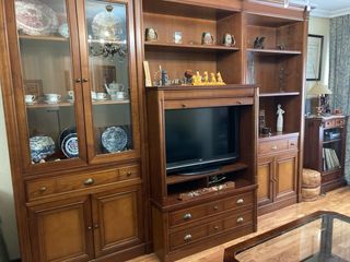 Mueble de salón de madera con vitrina