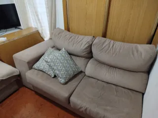 Dos sofás de tela beige