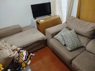 Dos sofás de tela beige