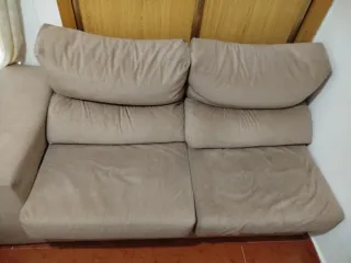 Dos sofás de tela beige