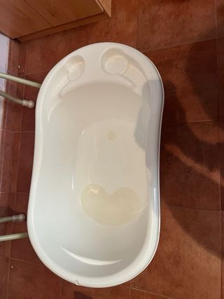 Cambiador de bebé con bañera Hay que limpiarlo