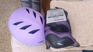 Casco, rodilleras y muñequeras moradas