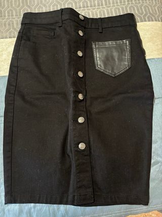Falda Stradivarius Negra Botones Cuero