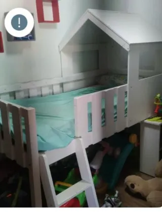 Cama infantil con tejado