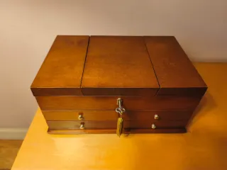 Joyero de madera con llave