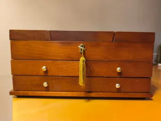 Joyero de madera con llave