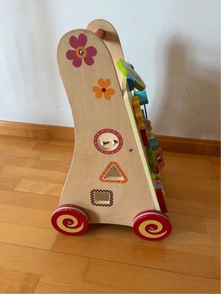 Andador de madera para bebés con juegos