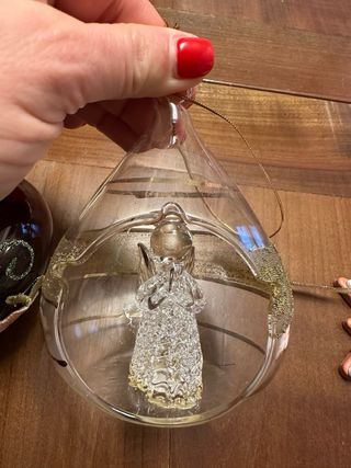 Decorazioni Natalizie: Palla Rossa e Fiocco di Nev