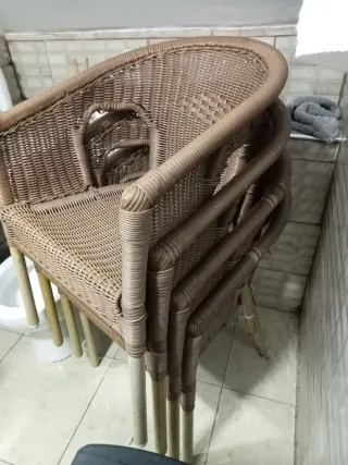 Sillas (8 unidades) + mesa .