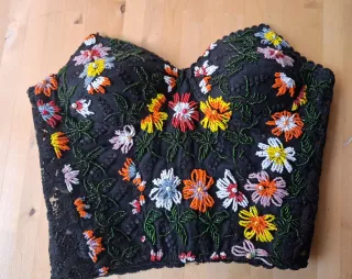 Corpiño y falda ee volantes