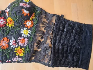 Corpiño y falda ee volantes