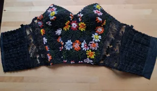 Corpiño y falda ee volantes