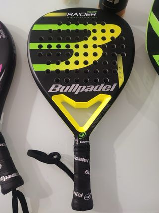 Mochila y 2 palas de pádel Bullpadel