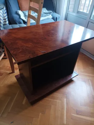Mesa auxiliar con ruedas