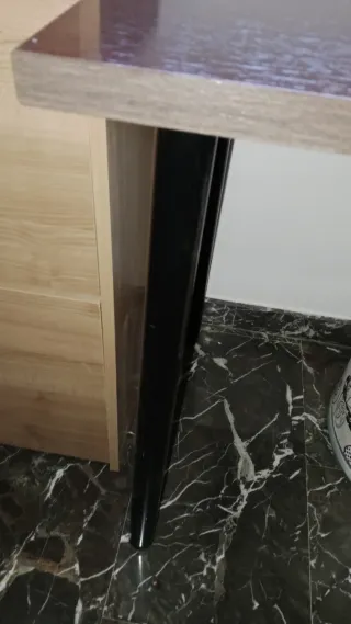 Mesa de madera oscura, 4 patas de un metro de larg