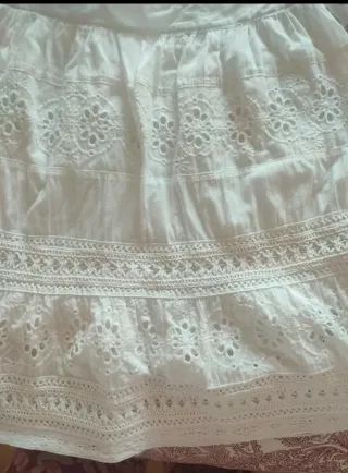 Falda corta blanca bordada
