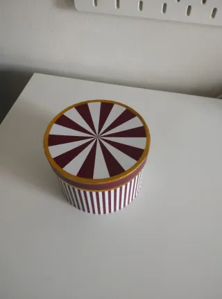 Taza y platillo de porcelana a rayas