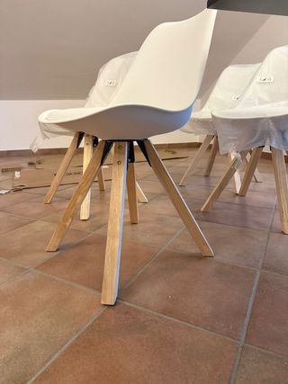 Sedie in plastica e legno bianche