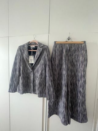 Total look Scalpers: pantalón y chaqueta