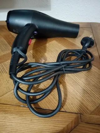 Secador de pelo negro + ropa de regalo