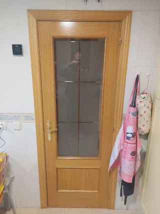 Puerta de madera con cristal