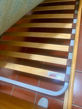 Conjunto 2 camas estructura madera y mesita noche