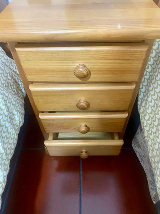 Conjunto 2 camas estructura madera y mesita noche