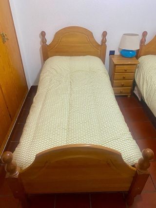 Conjunto 2 camas estructura madera y mesita noche