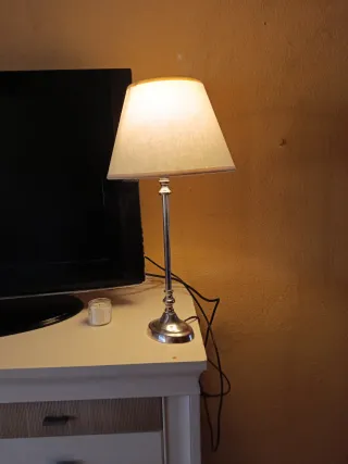 Lámpara de mesilla de noche plateada