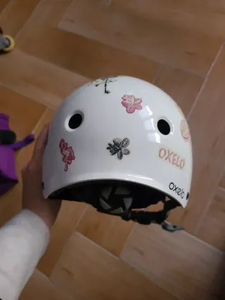 Casco blanco para patines con pegatinas