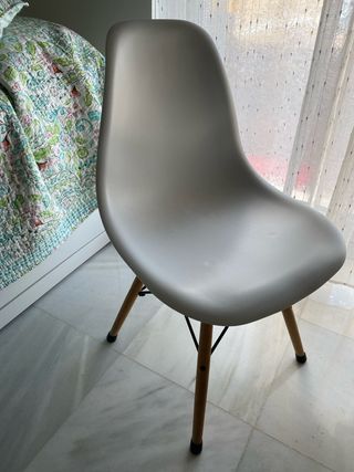 4 Sillas moderna de plástico y madera