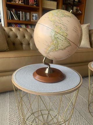 Globo terráqueo elegante beige y dorado