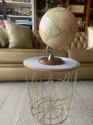 Globo terráqueo elegante beige y dorado