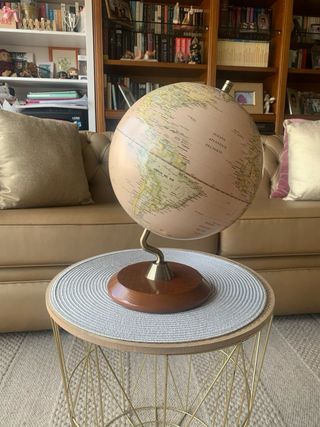 Globo terráqueo elegante beige y dorado