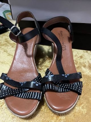 Sandalias de cuña azul oscuro y florecitas blancas