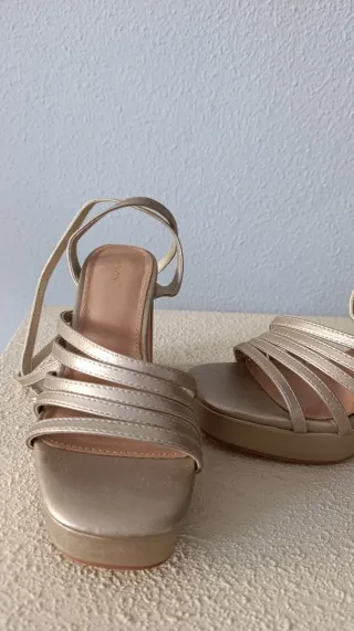 Sandalias Doradas de Plataforma con Tacón MIM