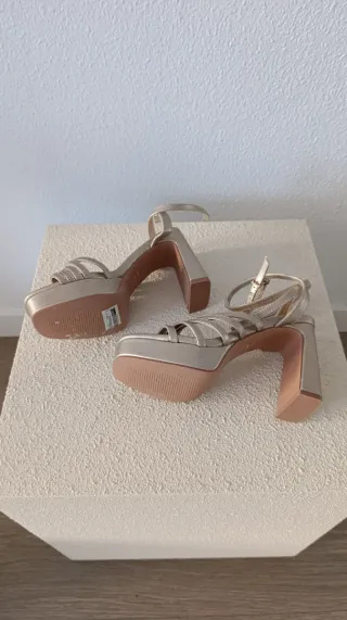 Sandalias Doradas de Plataforma con Tacón MIM