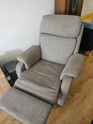 Sillón reclinable gris de tela