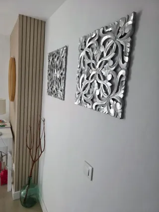 Adornos de pared de madera tallada plateada