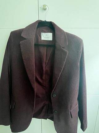 Traje falda pantalon de pana color burdeos