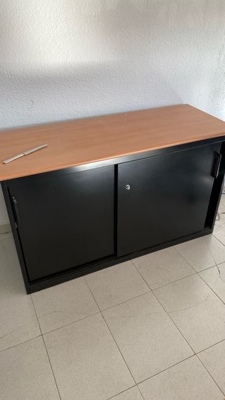 Mueble de oficina con puertas correderas