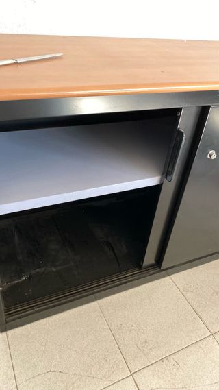 Mueble de oficina con puertas correderas