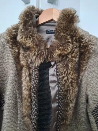 Chaqueta beige y marrón con cuello de pelo