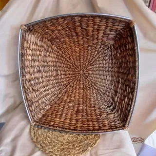 Cesta mimbre con borde metálico dorado